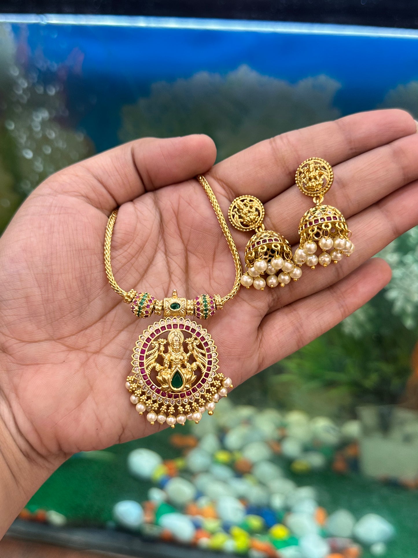 Aparna Pendant Set