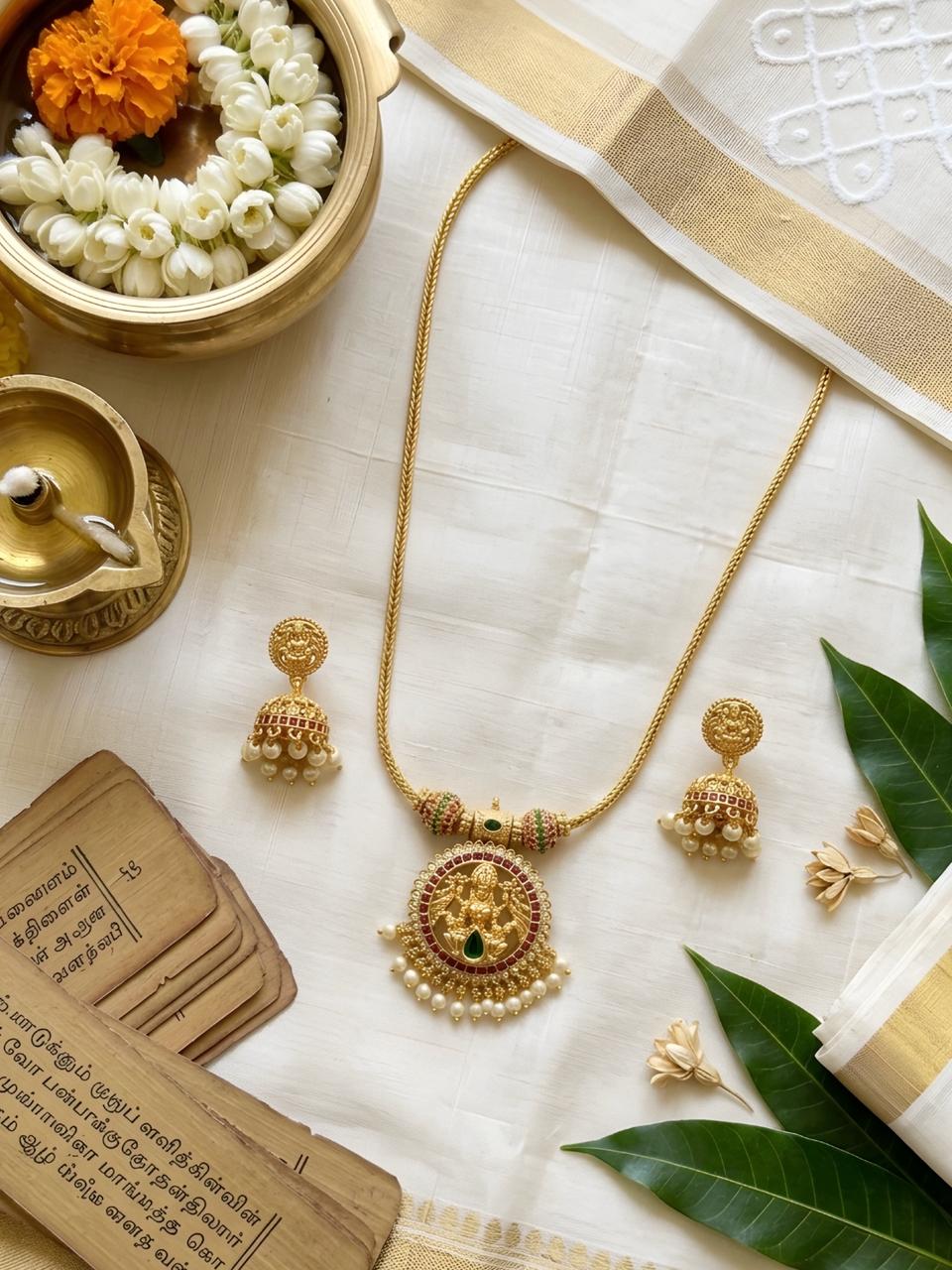 Aparna Pendant Set
