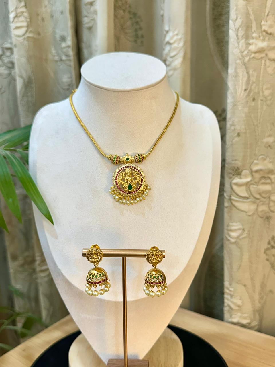 Aparna Pendant Set