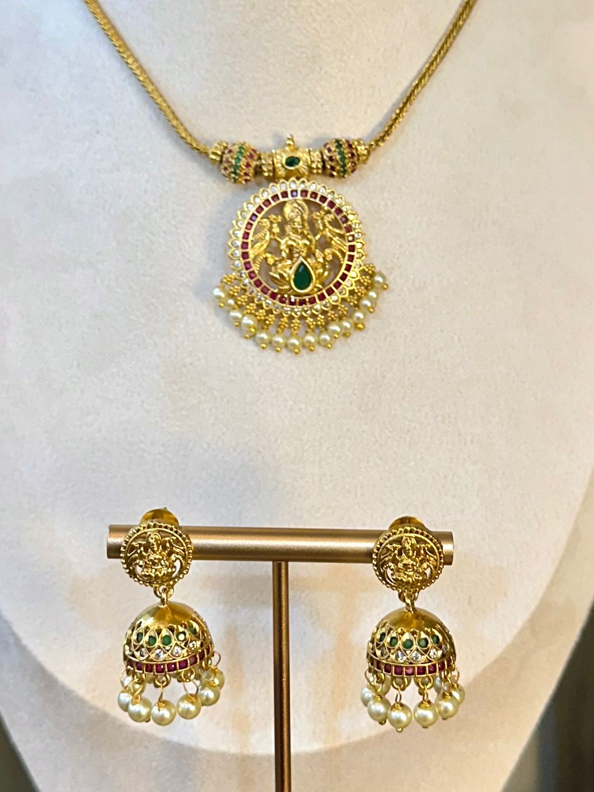 Aparna Pendant Set